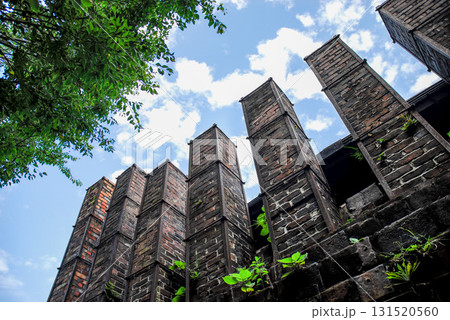 緑に覆われた常滑の登り窯の煙突群（愛知） 131520560