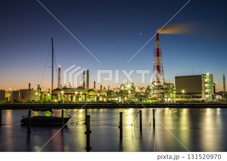 【工場夜景の聖地】 四日市の工場夜景 （三重県 四日市市 四日市ドーム裏） 131520970