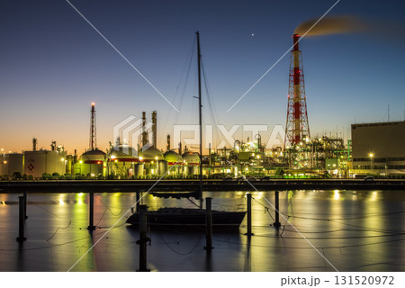 【工場夜景の聖地】 四日市の工場夜景 (三重県 四日市市 四日市ドーム裏) 【工場夜景の聖地】 四日市の工場夜景 (三重県 四日市市 四日市ドーム裏) 131520972