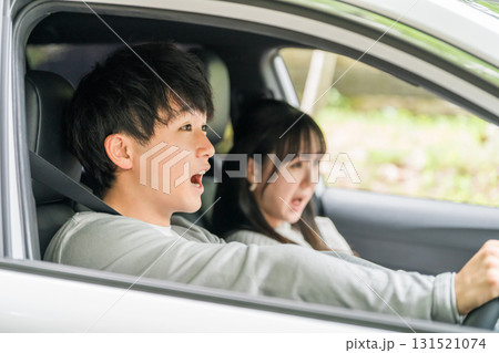 急ブレーキを踏む交通事故に遭いそうな男性ドライバーと恐怖で叫ぶ助手席の女性 急ブレーキを踏む交通事故に遭いそうな男性ドライバーと恐怖で叫ぶ助手席の女性 131521074