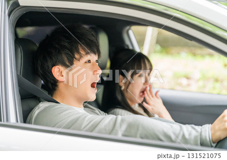 急ブレーキを踏む交通事故に遭いそうな男性ドライバーと恐怖で叫ぶ助手席の女性 131521075