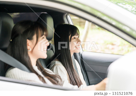 車を運転する女性と助手席に乗る女友達 車を運転する女性と助手席に乗る女友達 131521076