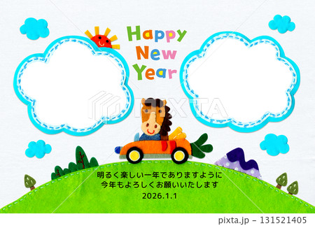 ドライブする馬の楽しいアップリケフォトフレーム年賀状 2026／横型・挨拶文あり 131521405