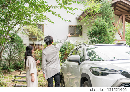 旅行でペンション・コテージに車でやってきたカップル・夫婦 旅行でペンション・コテージに車でやってきたカップル・夫婦 131521493