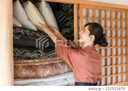 老舗の温泉旅館・高級旅館・宿坊で働く仲居さん・女将さん 131521878