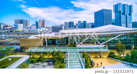 日本の東京都市景観新風景。高輪ゲートウェイ駅や新幹線、NTTドコモ品川ビル（右奥）などを一望 131521971