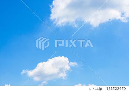 夏の青空と日差しに輝く夏の雲74 131522470
