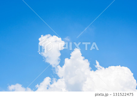 夏の青空と日差しに輝く夏の雲79 131522475