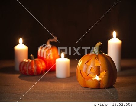 ハロウィンイメージ　オバケカボチャとキャンドル 131522503
