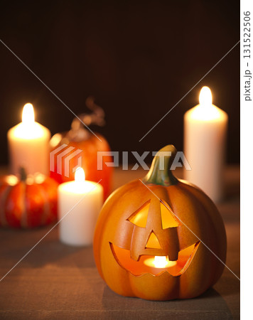 ハロウィンイメージ　オバケカボチャとキャンドル 131522506