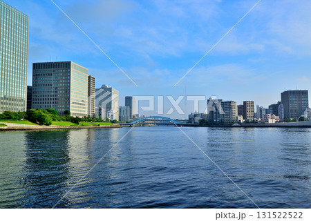 東京 隅田川 中央大橋からの永代橋と朝霧に包まれるスカイツリー 東京 隅田川 中央大橋からの永代橋と朝霧に包まれるスカイツリー 131522522