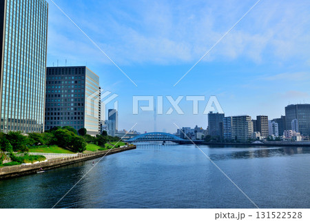 東京 隅田川 中央大橋からの永代橋と朝霧に包まれるスカイツリー 東京 隅田川 中央大橋からの永代橋と朝霧に包まれるスカイツリー 131522528