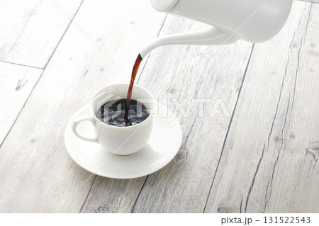 コーヒーを入れるイメージ コーヒーを入れるイメージ 131522543