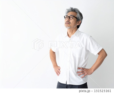 腰に手をあてて斜め上を見ているシニア男性　AI生成素材 131523161