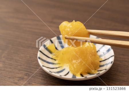 栗きんとん。日本の伝統的な料理(正月など)。 栗きんとん。日本の伝統的な料理(正月など)。 131523866