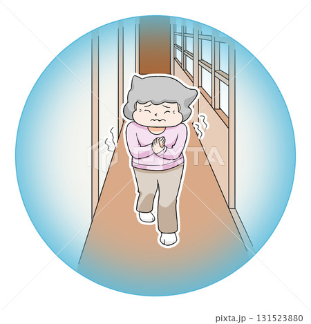 廊下で寒がる高齢者 131523880