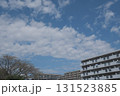 秋の空の下にマンション 131523885