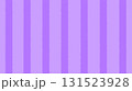 シンプルな紫のストライプ柄の背景素材 131523928