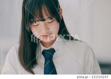 授業を受ける女子中学生 131524247