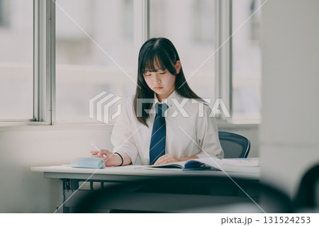 授業を受ける女子中学生 授業を受ける女子中学生 131524253