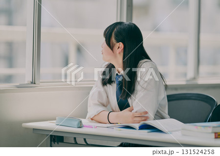 授業を受ける女子中学生 131524258