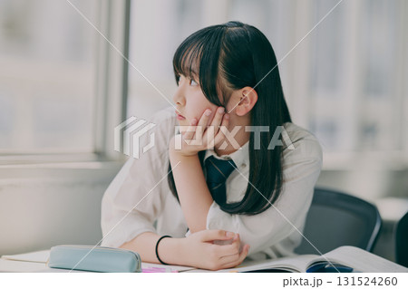 授業を受ける女子中学生 131524260