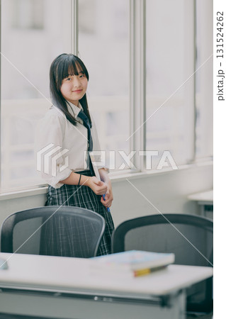 授業を受ける女子中学生 131524262