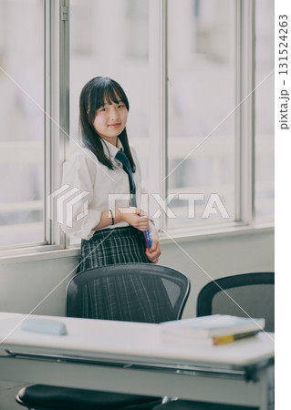 授業を受ける女子中学生 131524263