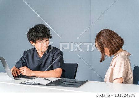 病院で診察・診療・カウンセリング・相談を受ける医師・看護師・カウンセラーの男性と女性患者 131524279