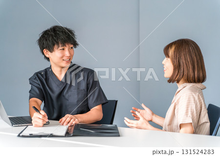 病院で診察・診療・カウンセリング・相談を受ける医師・看護師・カウンセラーの男性と患者 131524283