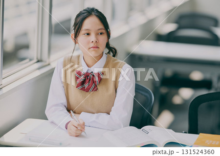 勉強する中学生 131524360