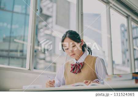 勉強する中学生 131524365