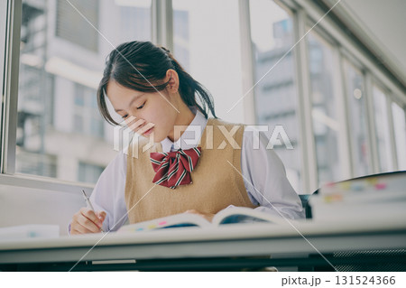 勉強する中学生 131524366