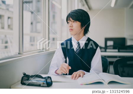 塾で勉強する中学生 塾で勉強する中学生 131524596