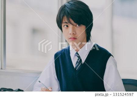 塾で勉強する中学生 131524597