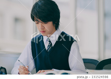 塾で勉強する中学生 131524598