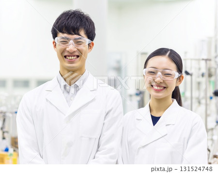 研究室で笑顔の男女。実験、研究、科学、笑顔が印象的。 131524748