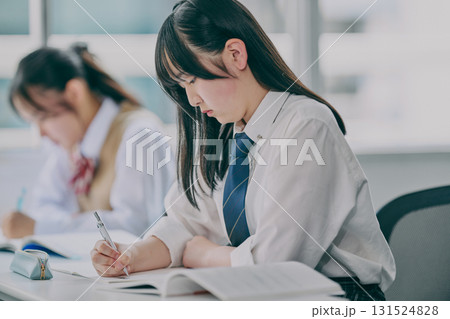 教室で勉強する中学生 131524828