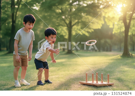 輪投げをする子供たち 131524874