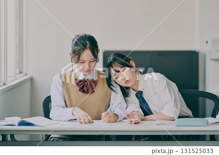 塾で勉強する中学生 131525033