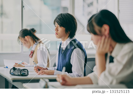 勉強する中学生 131525115