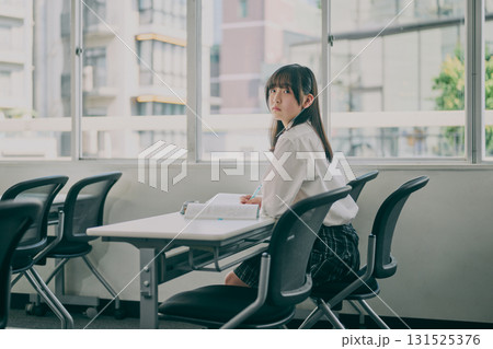 塾に通う中学生 131525376