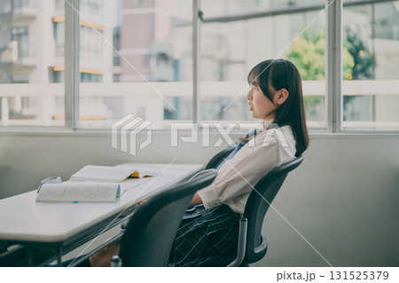 塾に通う中学生 131525379