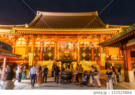 《東京都》夜の浅草寺・賑わう浅草 131525668