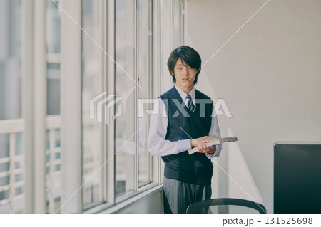 真剣な表情で勉強する男子生徒 131525698