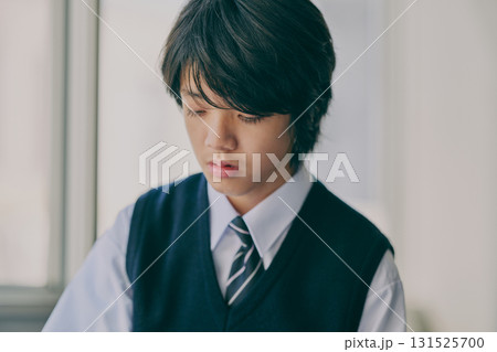 真剣な表情で勉強する男子生徒 真剣な表情で勉強する男子生徒 131525700