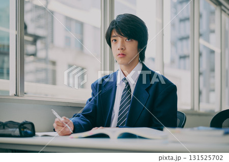 真剣な表情で勉強する男子生徒 131525702