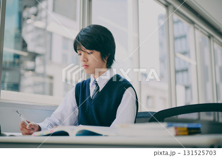 真剣な表情で勉強する男子生徒 131525703