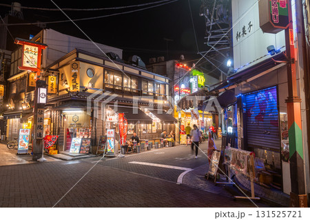 《東京都》夜の浅草・賑わう伝法院通り 131525721
