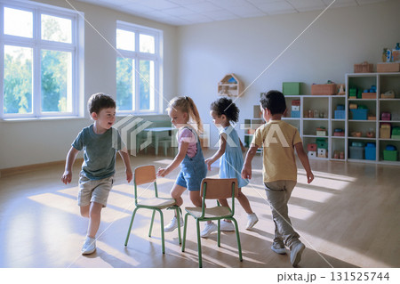 椅子取りゲームをする子供たち 椅子取りゲームをする子供たち 131525744